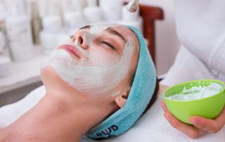 Femme avec masque sur le visage